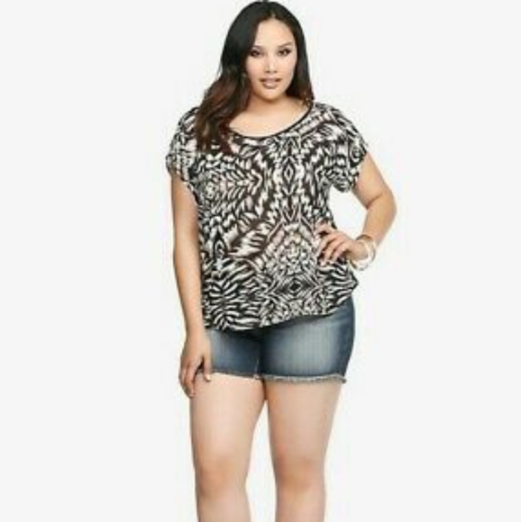 ♠️SOLD♠️Torrid's AbstractCriss-cross Open Back Top - Picture 3 of 11